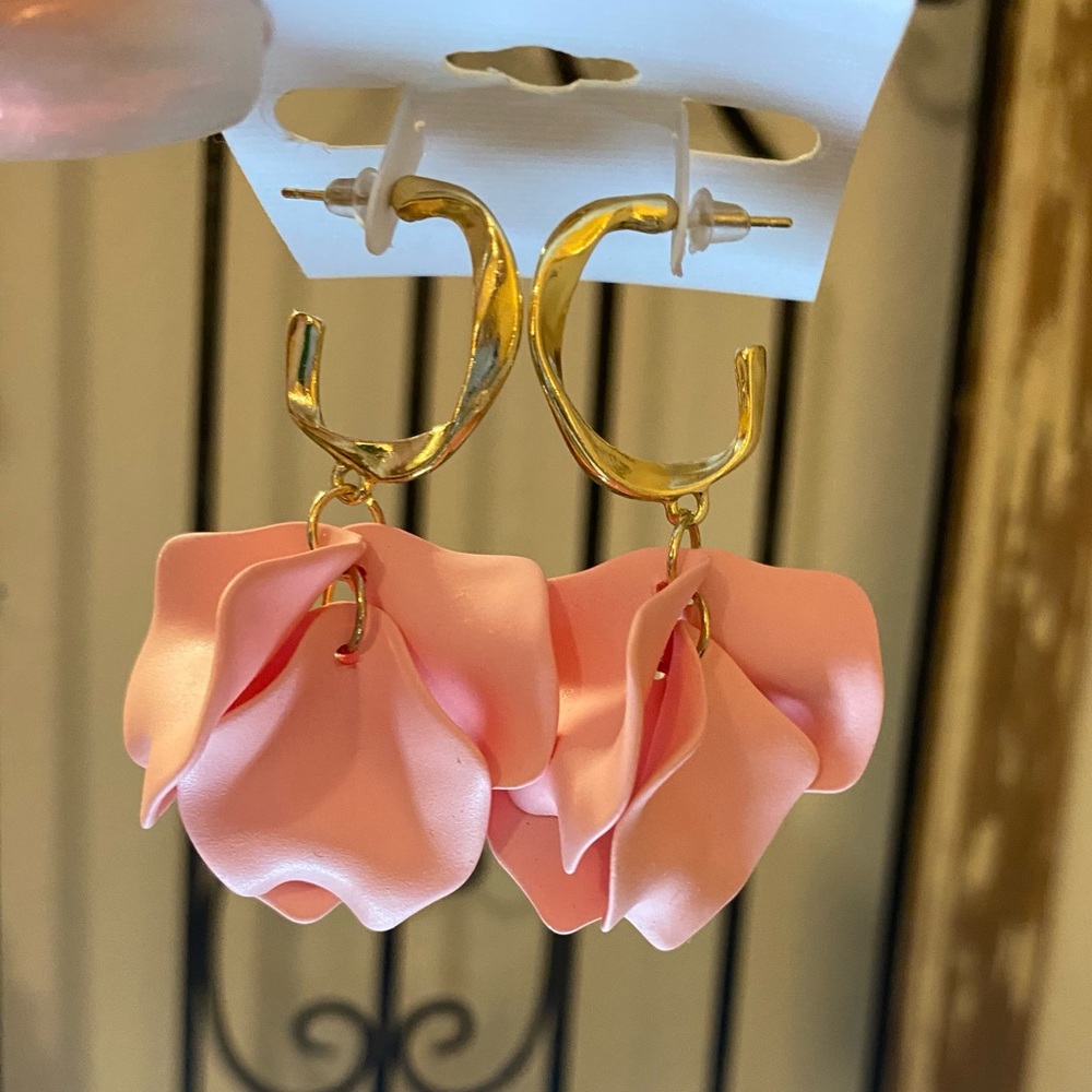 ✅ Flower petal earrings.